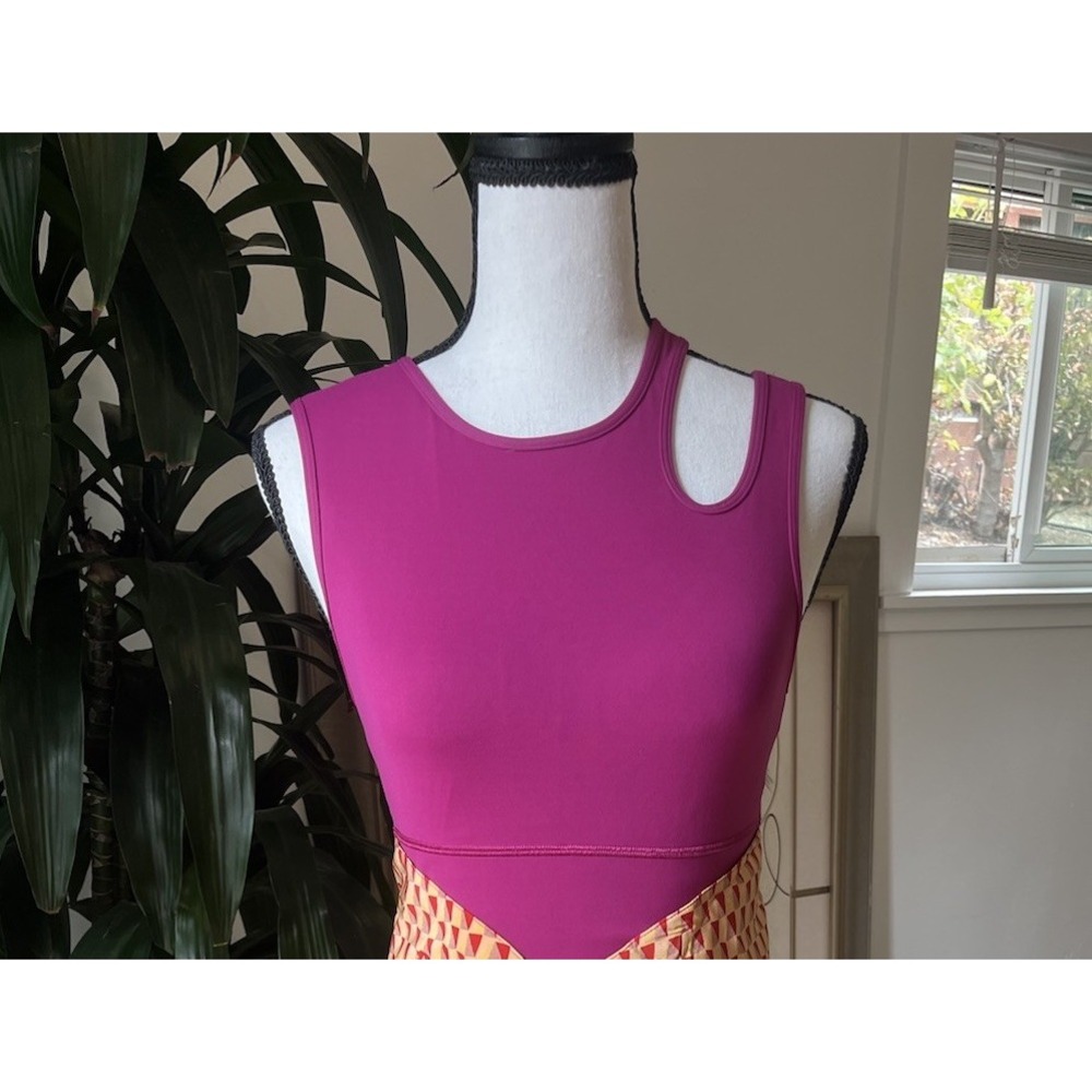 Lululemon Mastered Motion Cropped Tank Size 4 Magenta Women Lined Support Soft